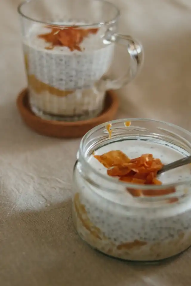 Pudding maison au safran, vanille et chia, dessert ayurvédique nourrissant, texture lisse, saveur aromatique et ingrédients naturels.